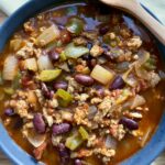 High-protein chicken chili with kidney beans, peppers, and tomatoes in a bowl — hearty, flavorful, and comforting.